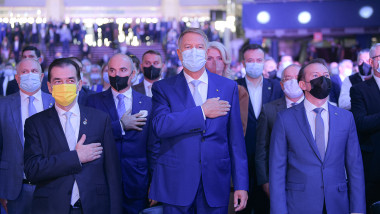 Klaus Iohannis, alături de Ludovic Orban și Florin Cîțu la congresul PNL, cu mana la piept, asculta imnul