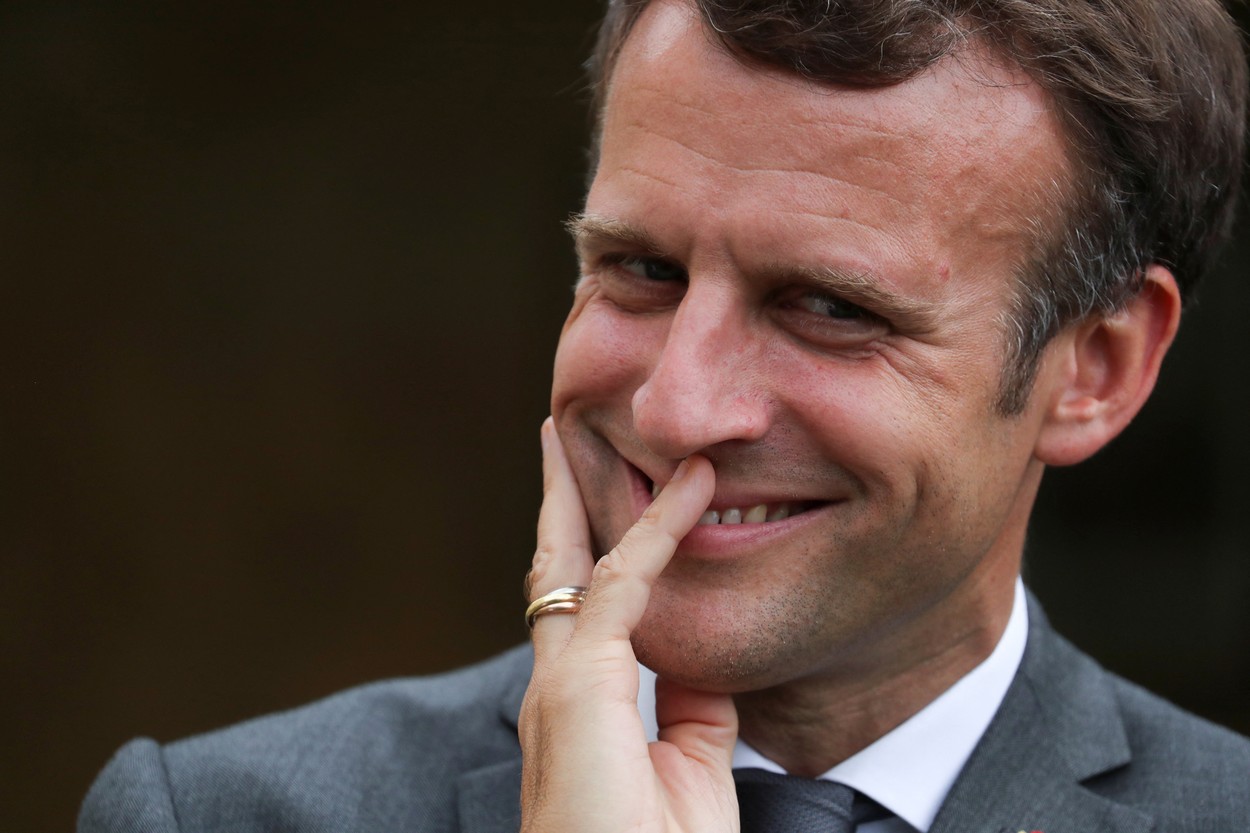 Anchetă în Franța după ce o fotografie de vacanță cu Emmanuel Macron în costum de baie a apărut într-o expoziție