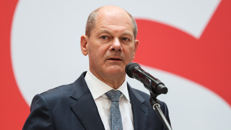 Olaf Scholz la microfon