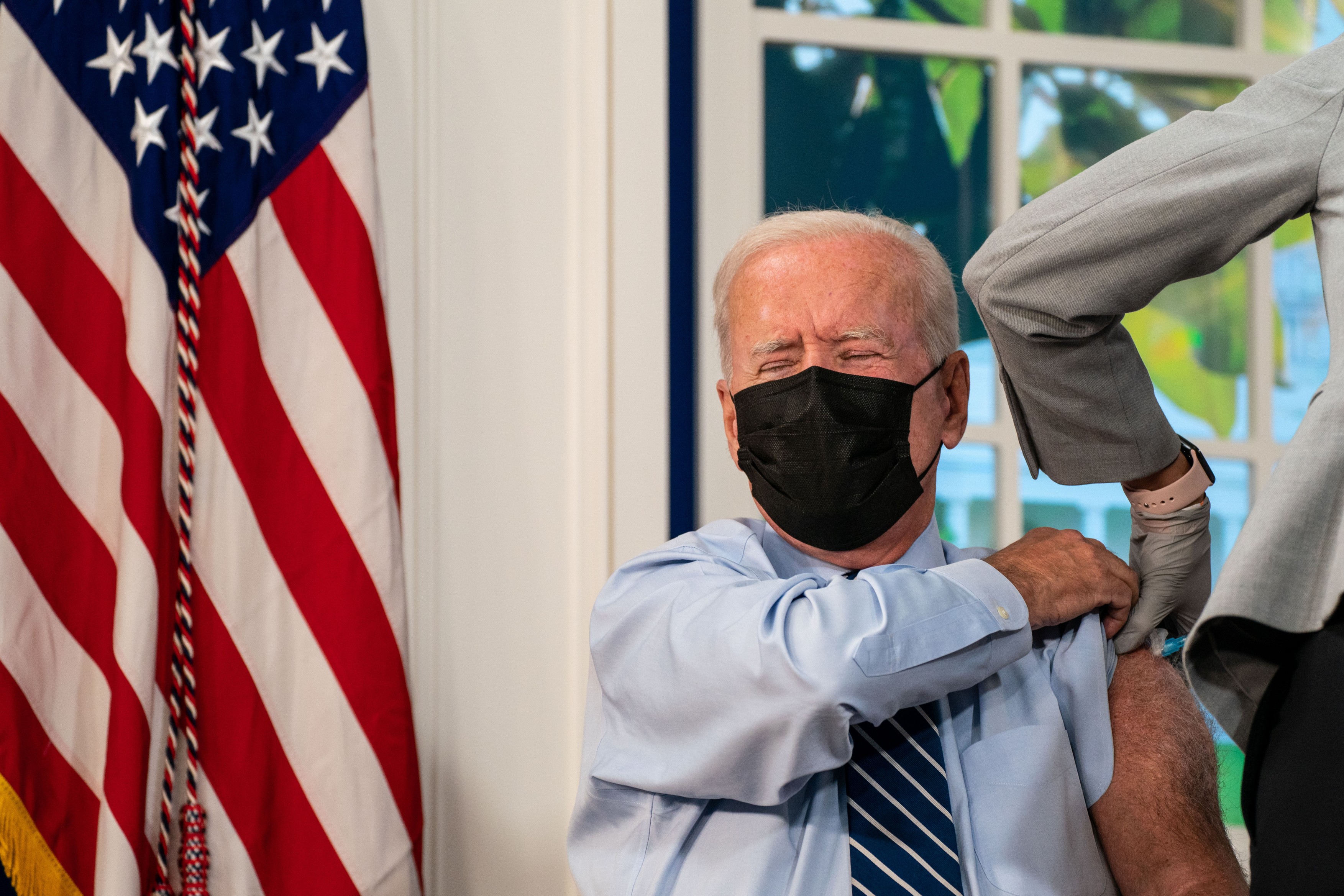 Joe Biden şi-a făcut a treia doză de vaccin anti-Covid. „Ştiu că nu pare, dar am peste 65 de ani”