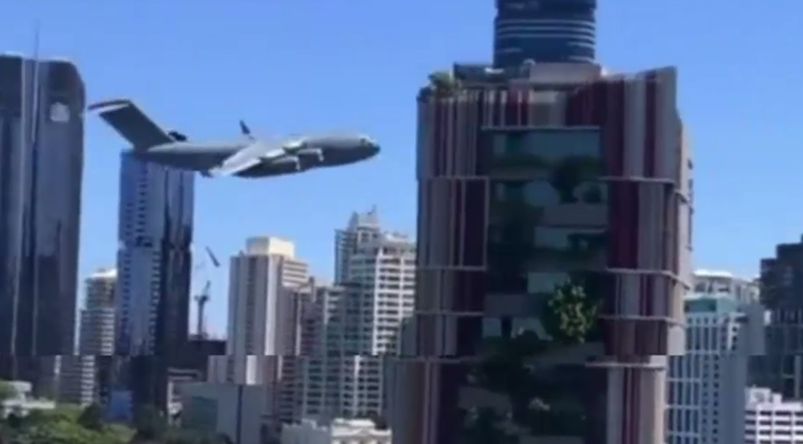 VIDEO. Un uriaș Boeing C-17 Globemaster a zburat printre clădirile din Brisbane