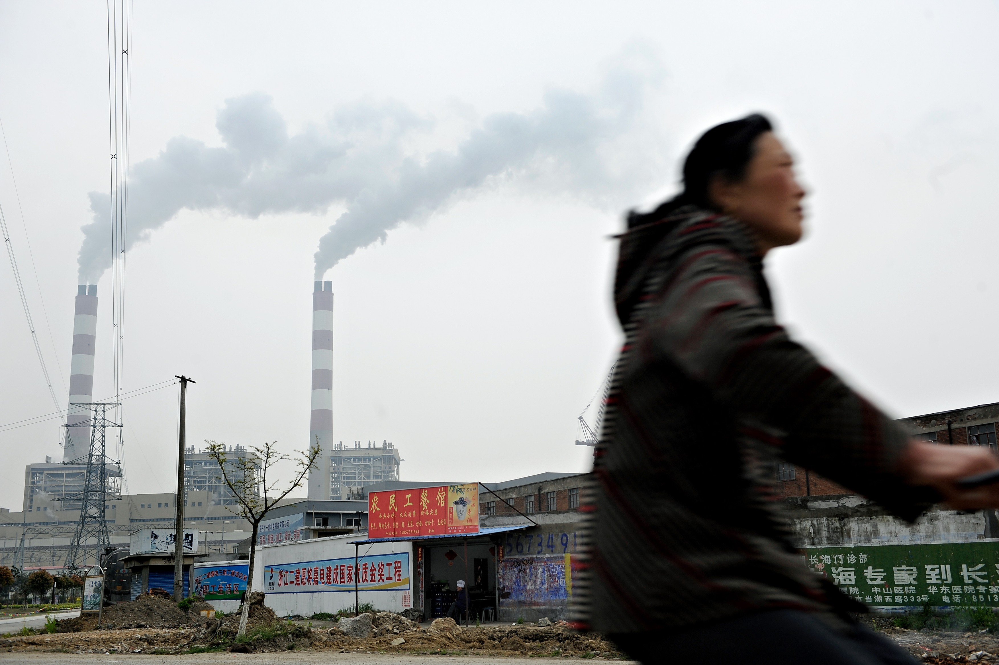 Criză energetică gravă în China. Se cere creșterea importului de cărbune pentru a menține fabricile deschise și luminile aprinse