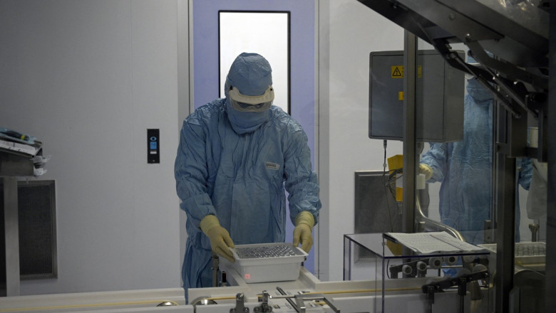 Om în costum de protecție într-un laborator