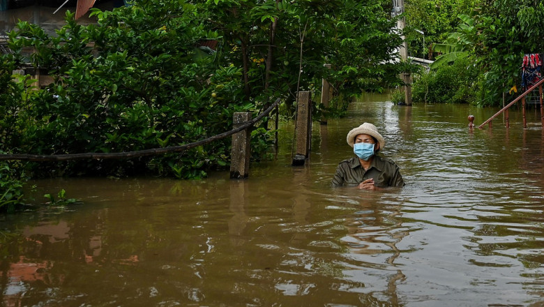 Om merge prin apă în inundații în Thailanda