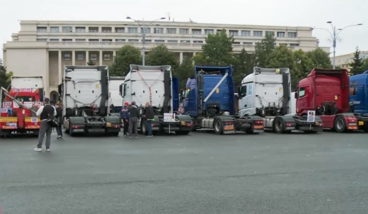 Zeci de TIR-uri, oprite în Piața Victoriei. Șoferii profesioniști sunt nemulțumiți de măsurile de carantină și de impozitul pe diurnă