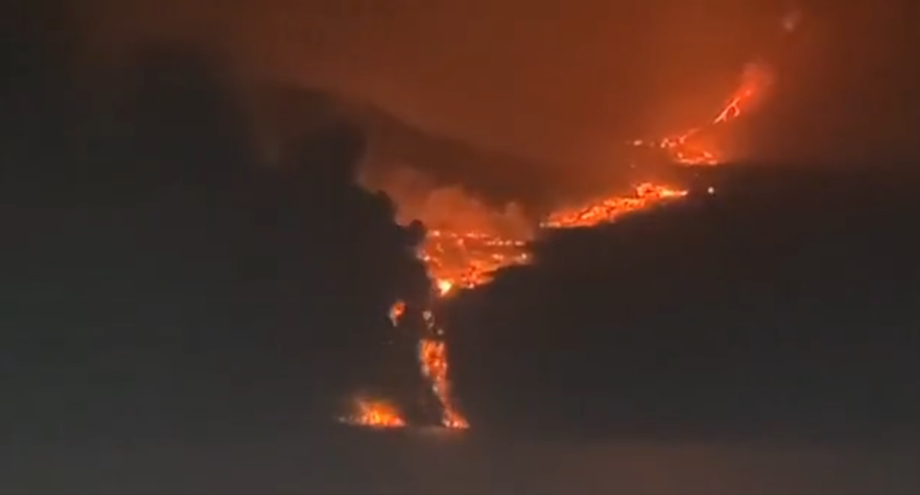 Lava vulcanului din La Palma a ajuns în ocean. În aer sunt eliberate substanțe chimice care pot afecta ochii, pielea și respirația