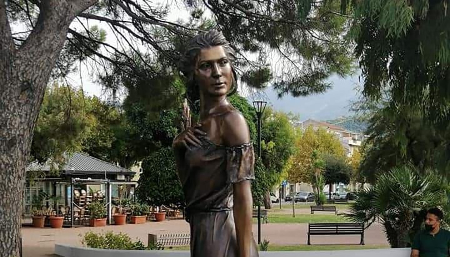 Statuia unei femei aproape dezbrăcate stârnește furie în Italia. Ce reprezintă sculptura