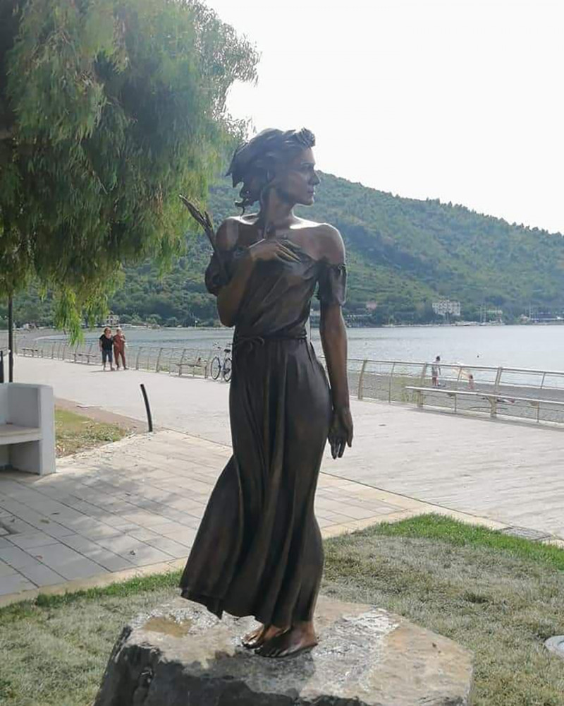 Italia, Sapri: La spigolatrice di Sapri (La spigolatrice di Sapri).  La statua di una donna suscita polemiche sul sessismo