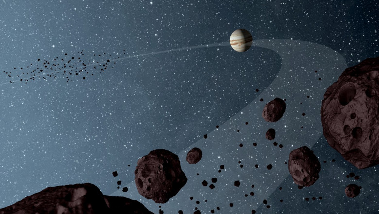 Asteroizi și planeta Jupiter pe fundal