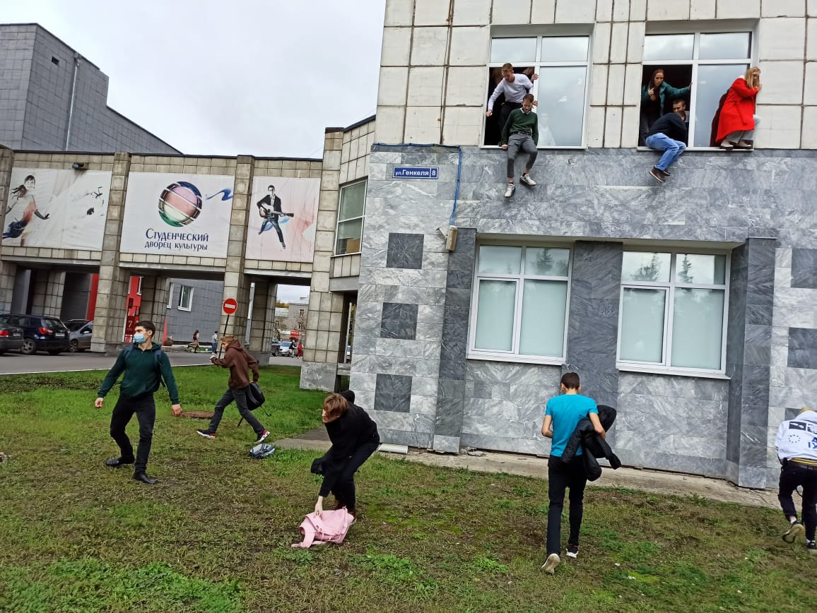 Atac armat la o universitate din Rusia, soldat cu 8 morți și mai mulți răniți. Studenții au sărit pe geam pentru a scăpa de atacator