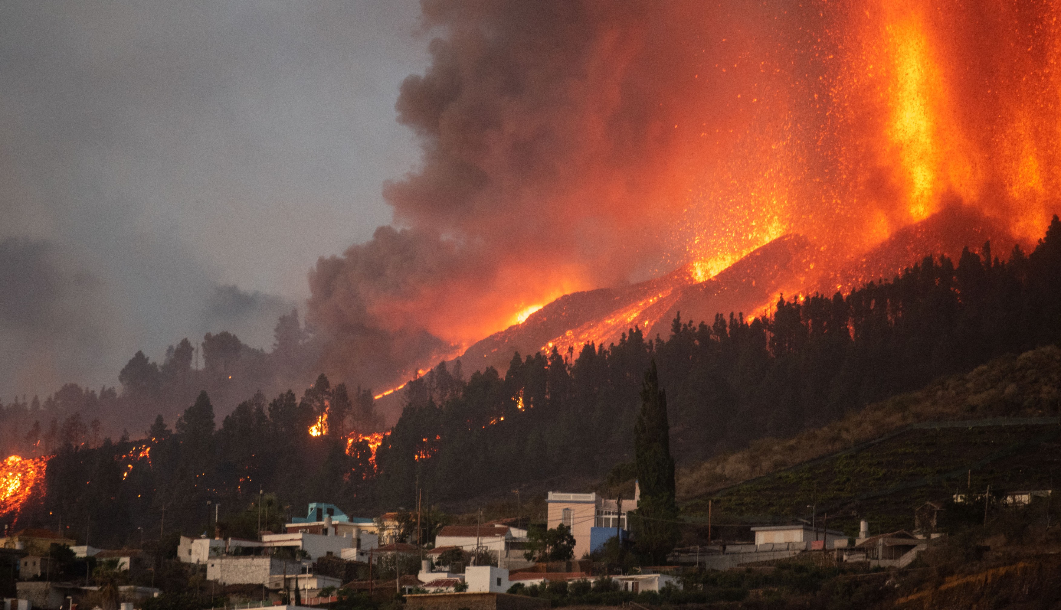 Erupția vulcanului din Canare. Râuri de lavă înalte de 15 metri au acoperit casele. Mii de persoane au fost evacuate