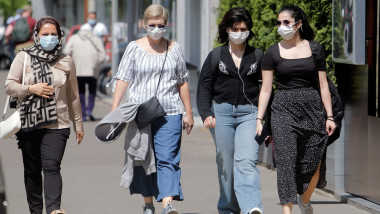 femei cu masca pe strada in bucuresti