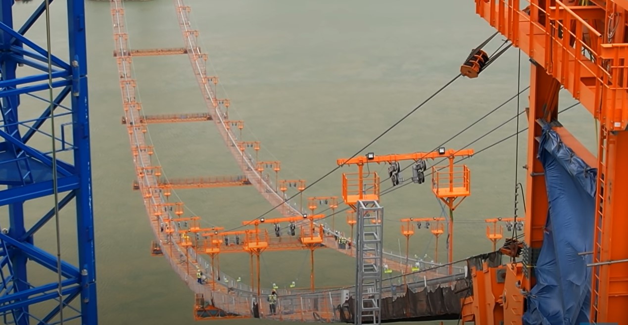 VIDEO. Noi imagini impresionante cu montarea cablului principal la podul peste Dunăre de la Brăila