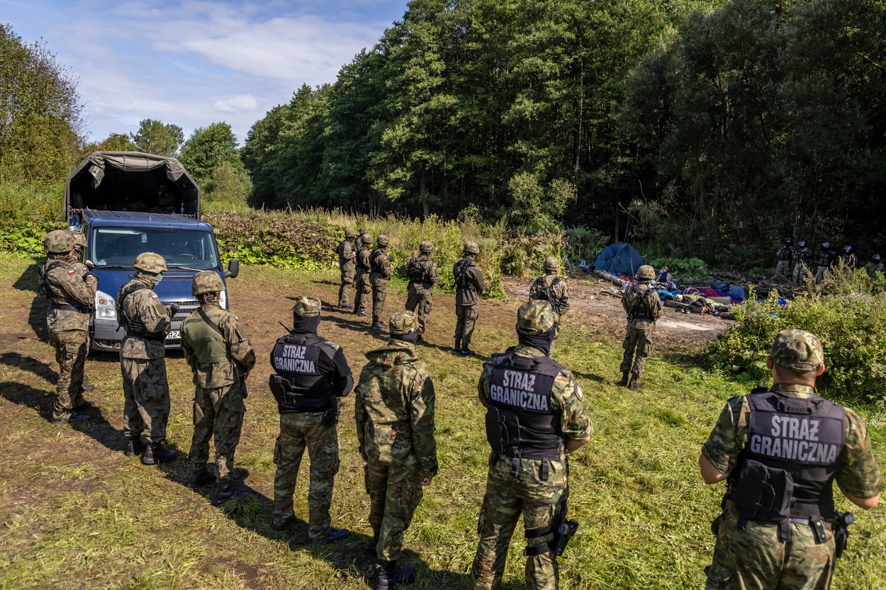 Polonia acuză Belarusul de "asalt organizat" asupra frontierelor sale. Patru cadavre, inclusiv al unei femei, descoperite la granită