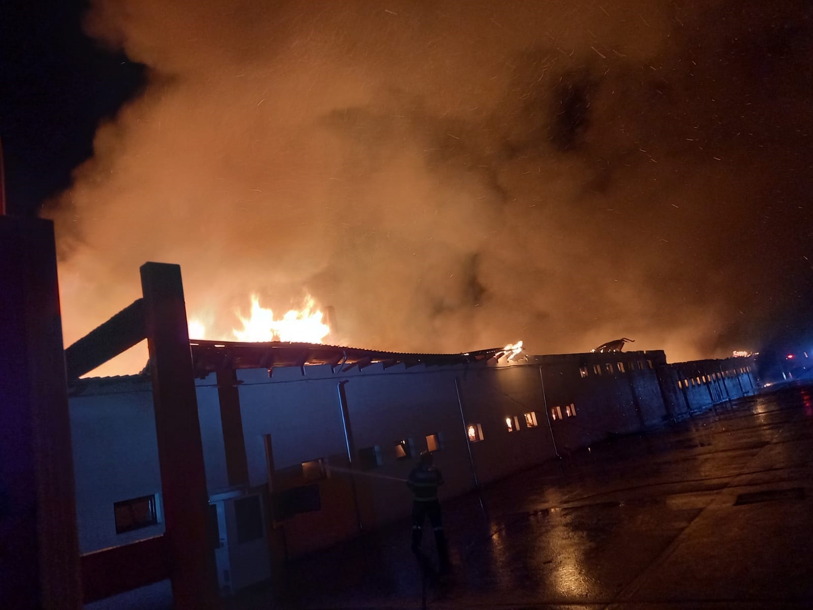 Incendiu puternic la o fabrică de pâine din județul Constanța. Flăcările se întind pe o suprafață de 1.4000 de metri pătrați
