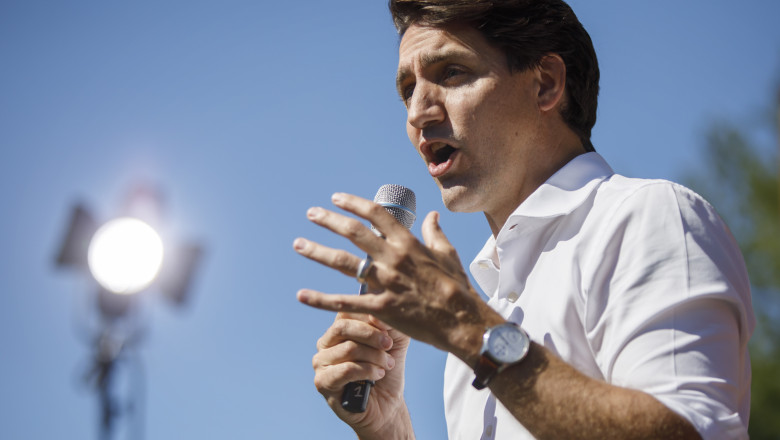 Justin Trudeau gesticulează în timpul unui discurs în campania electorală pentru alegerile parlamentare din 2021