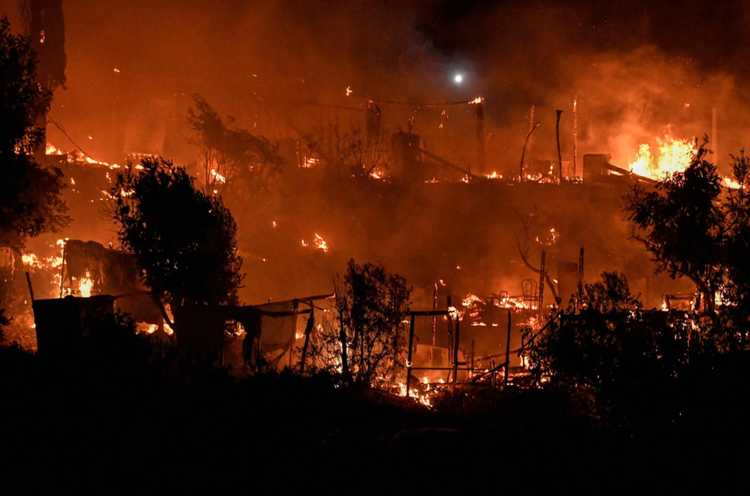 Un nou incendiu violent a erupt într-o stațiune turistică din apropierea Atenei. Oamenii sunt evacuați din calea flăcărilor