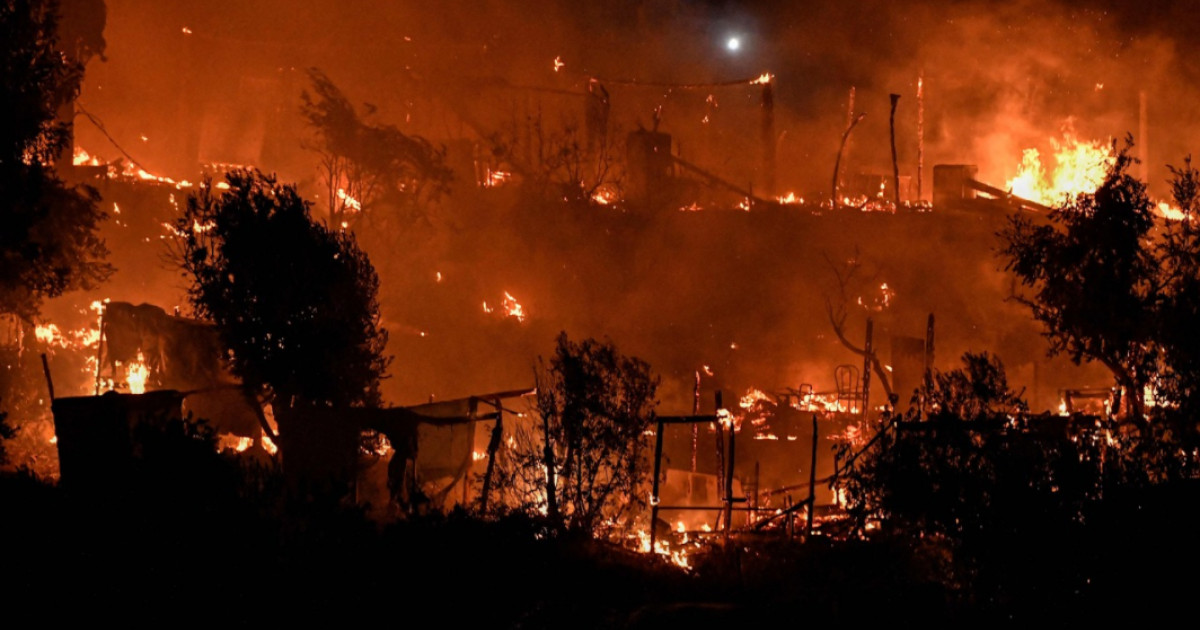 Νέα σφοδρή φωτιά ξέσπασε σε τουριστικό θέρετρο κοντά στην Αθήνα.  Οι άνθρωποι απομακρύνονται από τις φλόγες