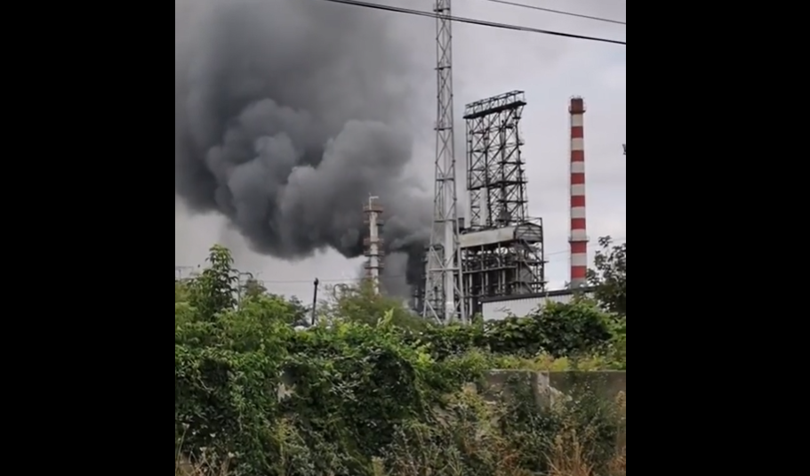 Incendiu puternic la Rafinăria Lukoil din Ploieşti. Oamenii au fost avertizați prin RO-Alert să stea în casă