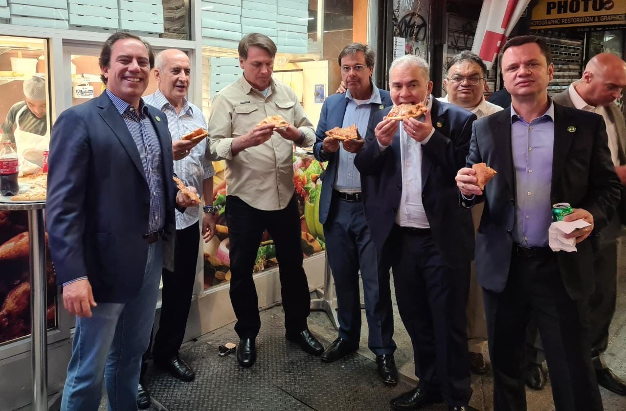 Pentru că nu este vaccinat, Bolsonaro a fost obligat să mănânce pe stradă la New York