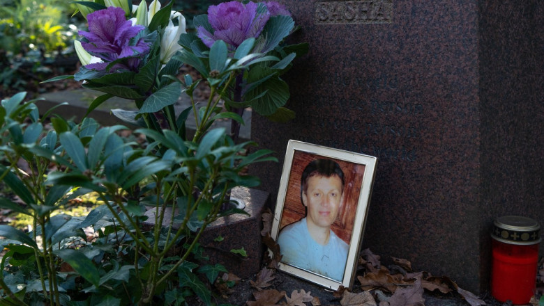 Flori și o fotografie înrămată pe un mormânt