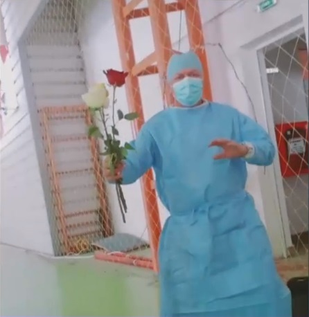 Petrecere cu manele și gesturi obscene într-un centru de vaccinare din Botoșani. Reacția primăriei după ce imaginile au ajuns virale