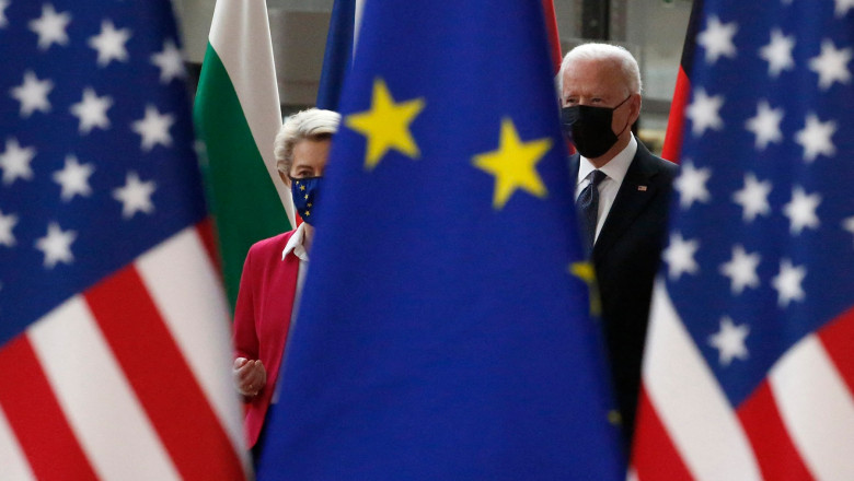 Președintele american Joe Biden și președinta Comisiei Europene Ursula von der Leyen, surpinși într-un dialog informal în timpul summitului UE-SUA din 15 iunie 2021.