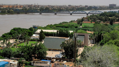 imagine de sus a orașului Khartoum cu un pod pe fundal