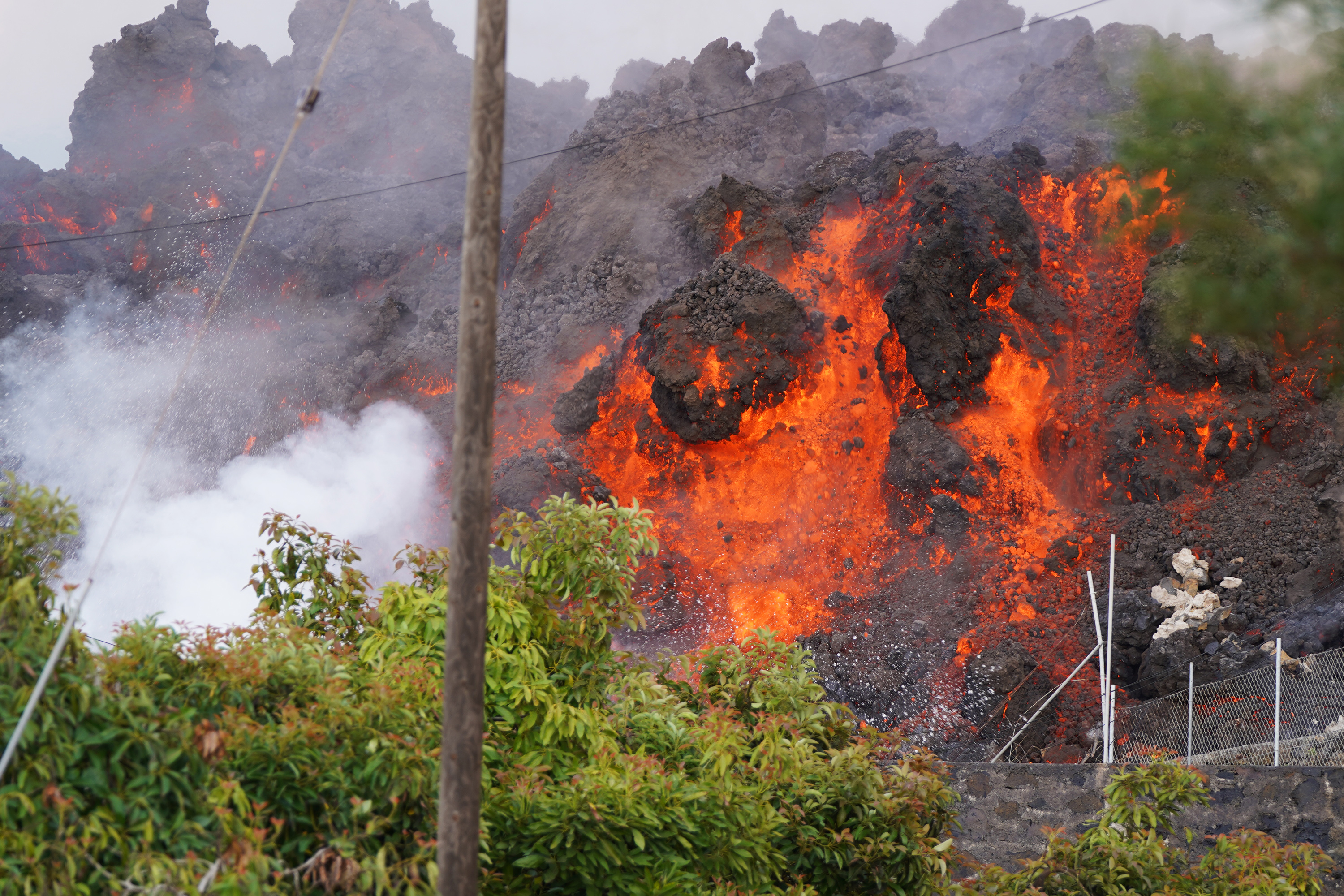 Извержение вулкана уничтожило город. Извержение вулкана Кумбре-Вьеха 2021. Извержение на Канарских островах 2021. Вулкан на Канарских островах. Канарские острова извержение вулкана 2021.