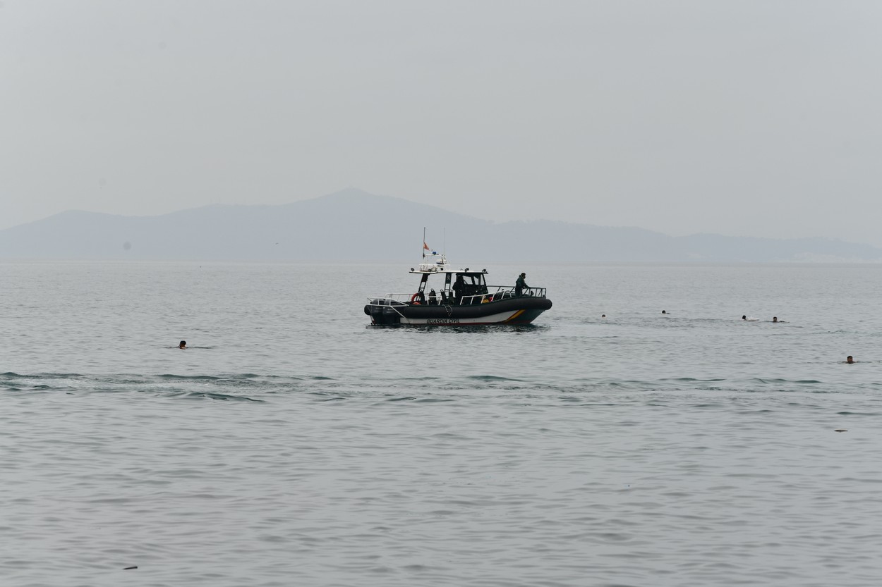 Peste 50 de copii au înotat dinspre Maroc către Spania. Imagini cu imigranții traversând marea agitată