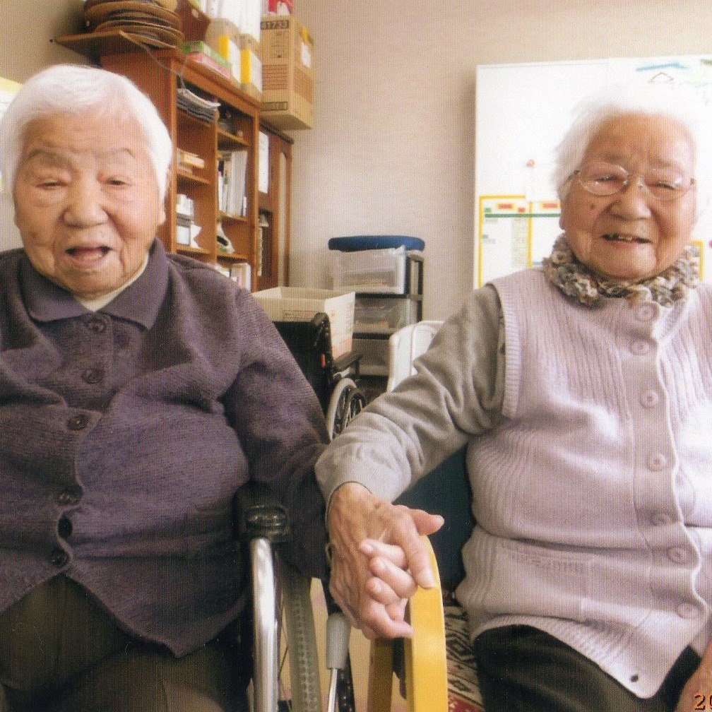 Două japoneze de 107 ani au stabilit un nou record pentru cei mai în vârstă gemeni identifici din lume