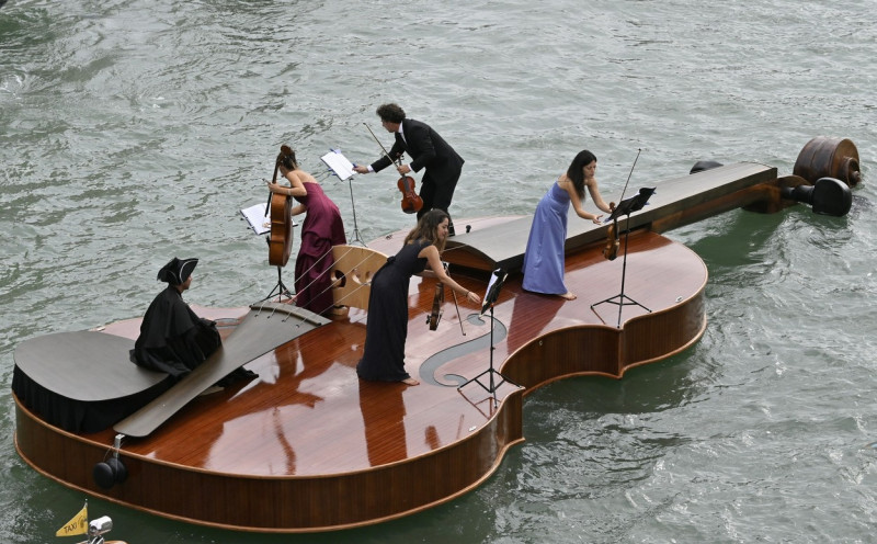 Venezia, il Violino di Noè suona sul Canal Grande: la barca-violino omaggio alla rinascita post pandemia