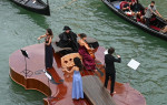 Venezia, il Violino di Noè suona sul Canal Grande: la barca-violino omaggio alla rinascita post pandemia