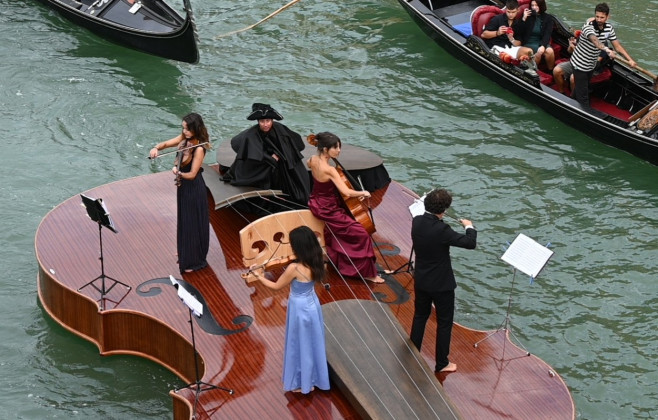 Venezia, il Violino di Noè suona sul Canal Grande: la barca-violino omaggio alla rinascita post pandemia