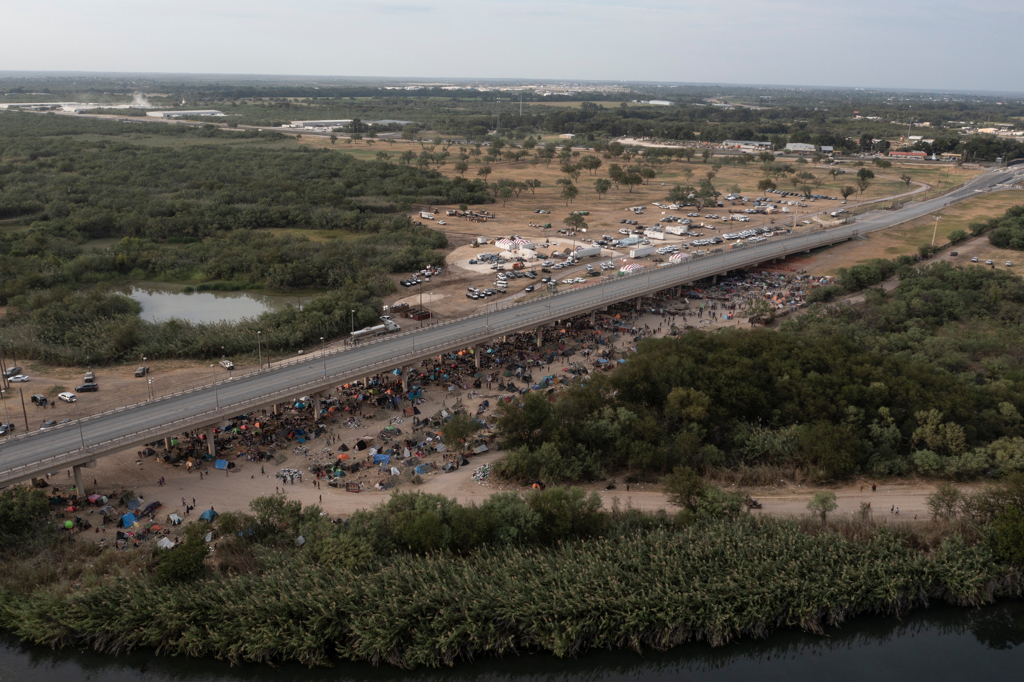 Mii de migranți haitieni se adăpostesc sub un pod din Texas. ONU spune că expulzările acestora din SUA încalcă dreptul internațional