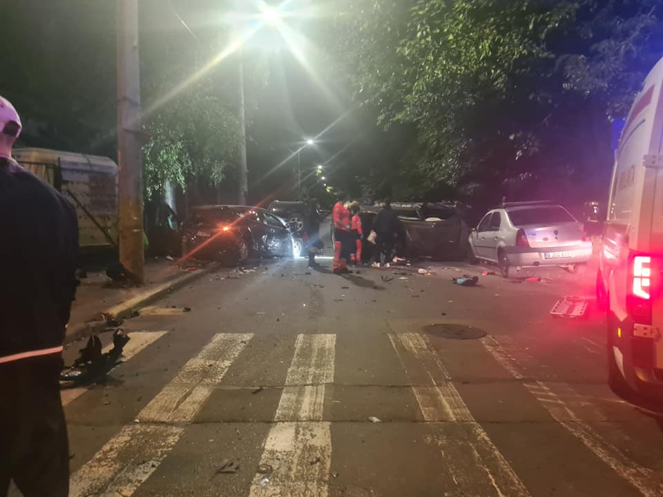 VIDEO Accident cu 7 mașini în București. Patru persoane au ajuns la spital