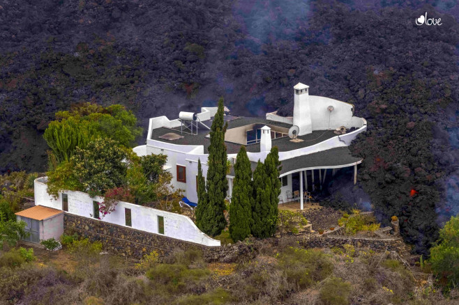 A house is saved in extremis from being destroyed by lava from the volcano on La Palma