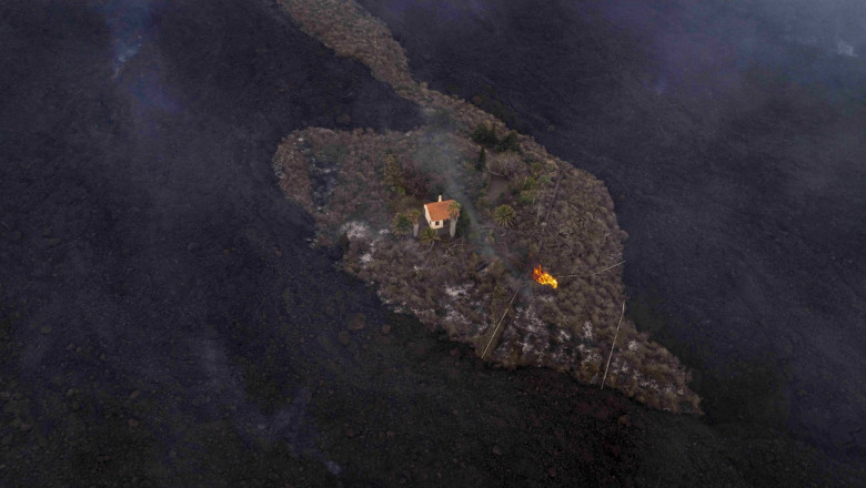 O casă din zona El Paraiso a insulei la Palma a scăpat ca prin minune neatinsă, în mijlocul râurilor de lavă provocate de erupția vulcanului „Cumbre Vieja”.