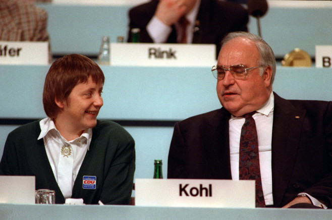Angela Merkel zâmbește alături de Helmut Kohl în 2001