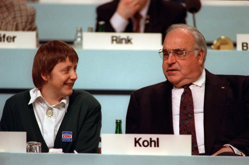 Angela Merkel zâmbește alături de Helmut Kohl în 2001