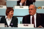 Angela Merkel zâmbește alături de Helmut Kohl în 2001