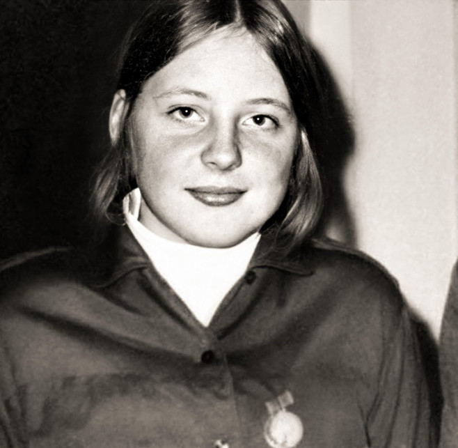 Angela Merkel într-o fotografie alb negru la vârsta de 12 ani