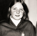 Angela Merkel într-o fotografie alb negru la vârsta de 12 ani