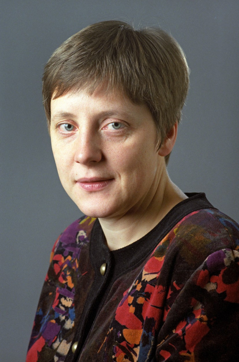 fotografie portret color a Angelei Merkel din 1991