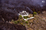 A house is saved in extremis from being destroyed by lava from the volcano on La Palma