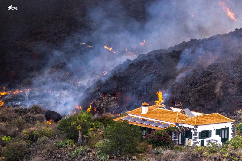 A house is saved in extremis from being destroyed by lava from the volcano on La Palma