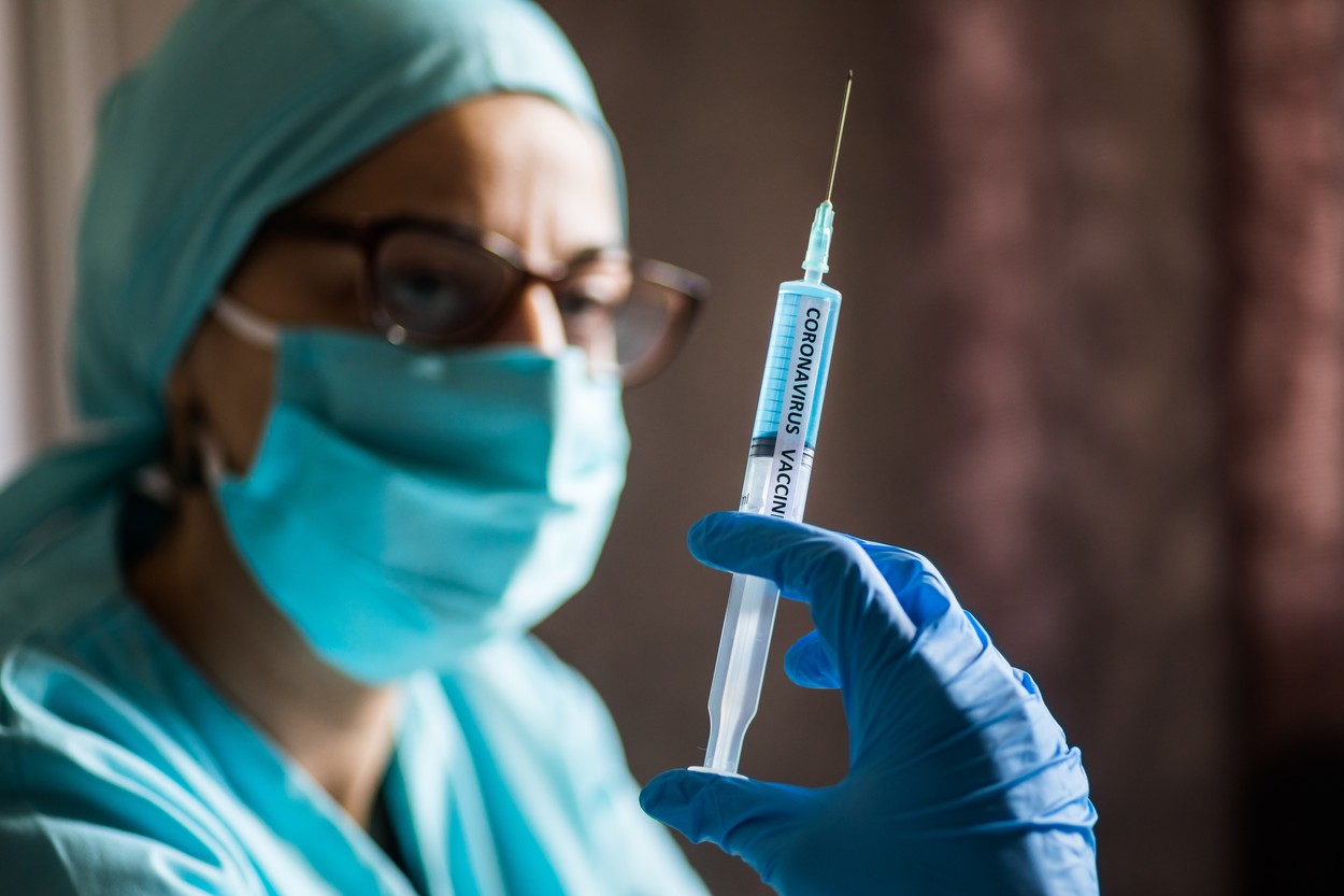 Un bărbat din Quebec a bătut o asistentă pentru că i-a vaccinat anti-Covid soția fără acordul lui