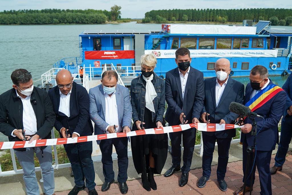7 oameni, printre care Raluca Turcan, s-au înghesuit să taie panglica la inaugurarea unei investiții locale