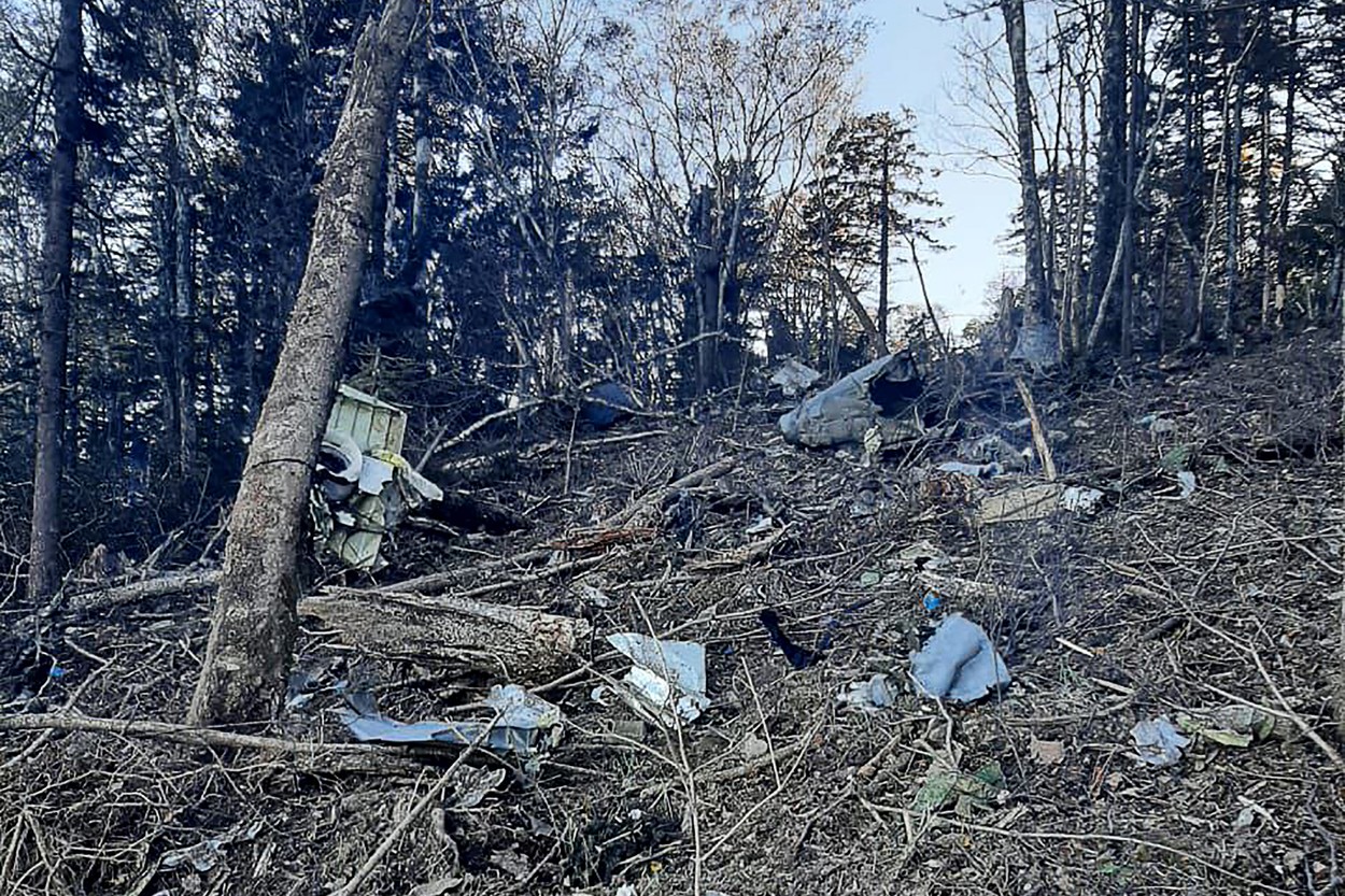 Epava dezintegrată a avionului care dispăruse de pe radar în Orientul Îndepărtat a fost descoperită într-o zonă greu accesibilă