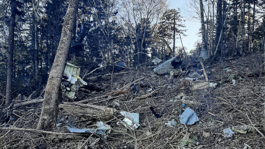 zonă cu copaci și rămășițele unui avion rusesc antonov
